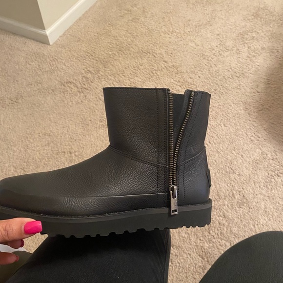 Black leather Ugg boots - Picture 1 of 3